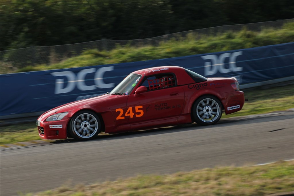 Claus Møller Jensens bil er en fryd for øjne og ører. Fantastisk lyd og bred kørsel fra Honda S2000 raceren – og så tilmed et hattrick i Hankook SuperCup 200. What’s not to like?
(Foto: JJ Media)